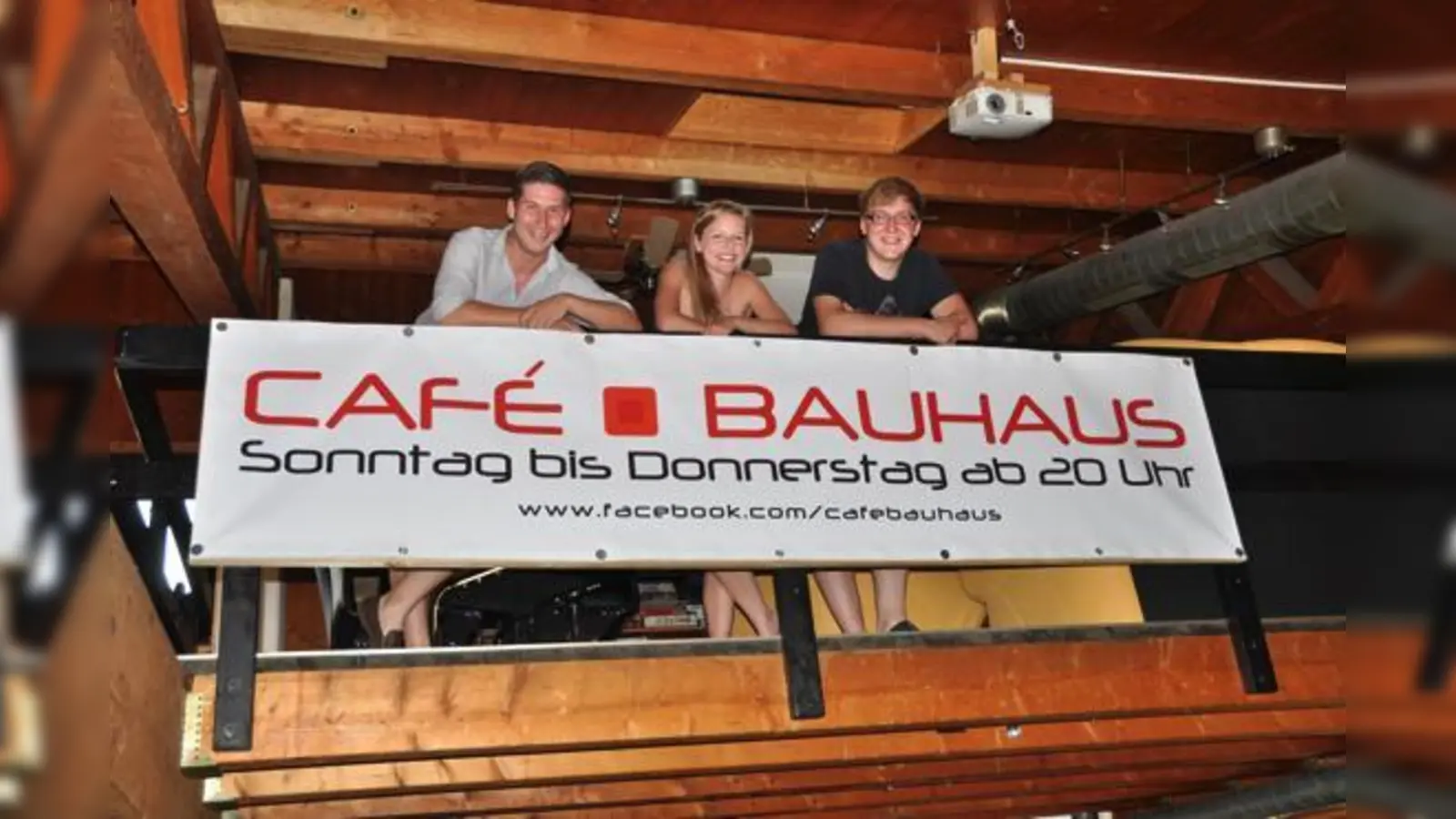 Jeremi Kaluza, Johanna Konrad und Markus Rettenberger (v. l.) sind derzeit als Vorstand im Café Bauhaus für den reibungslosen Ablauf verantwortlich.	 (Foto: sf)