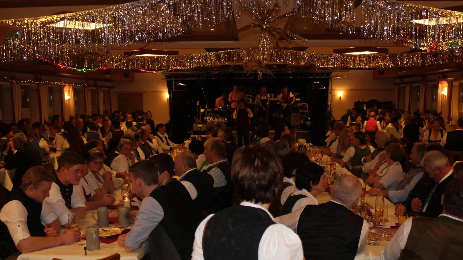 Der Bürgerball im Landgasthof Bauer ist ein beliebter Treffpunkt für jedermann. (Foto: LGH Bauer)