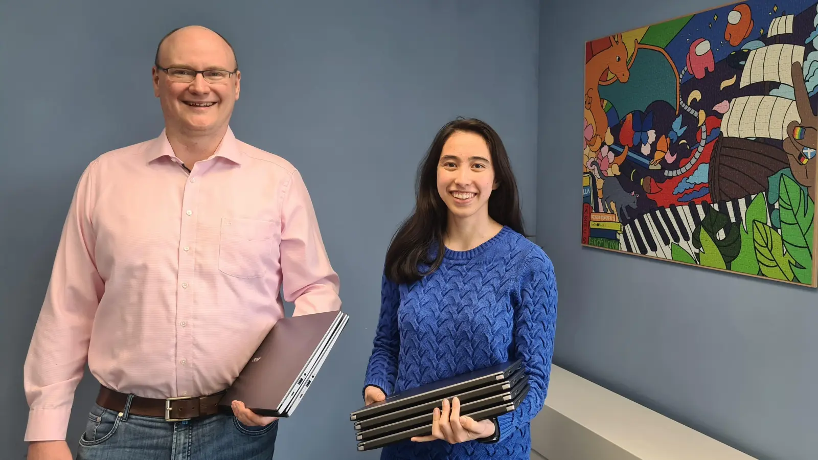 Marc Weigand von we-IT übergibt die Laptop-Spende an DigiClub Schatzmeisterin Stephanie Dambacher.<br> (Foto: DigiClub)