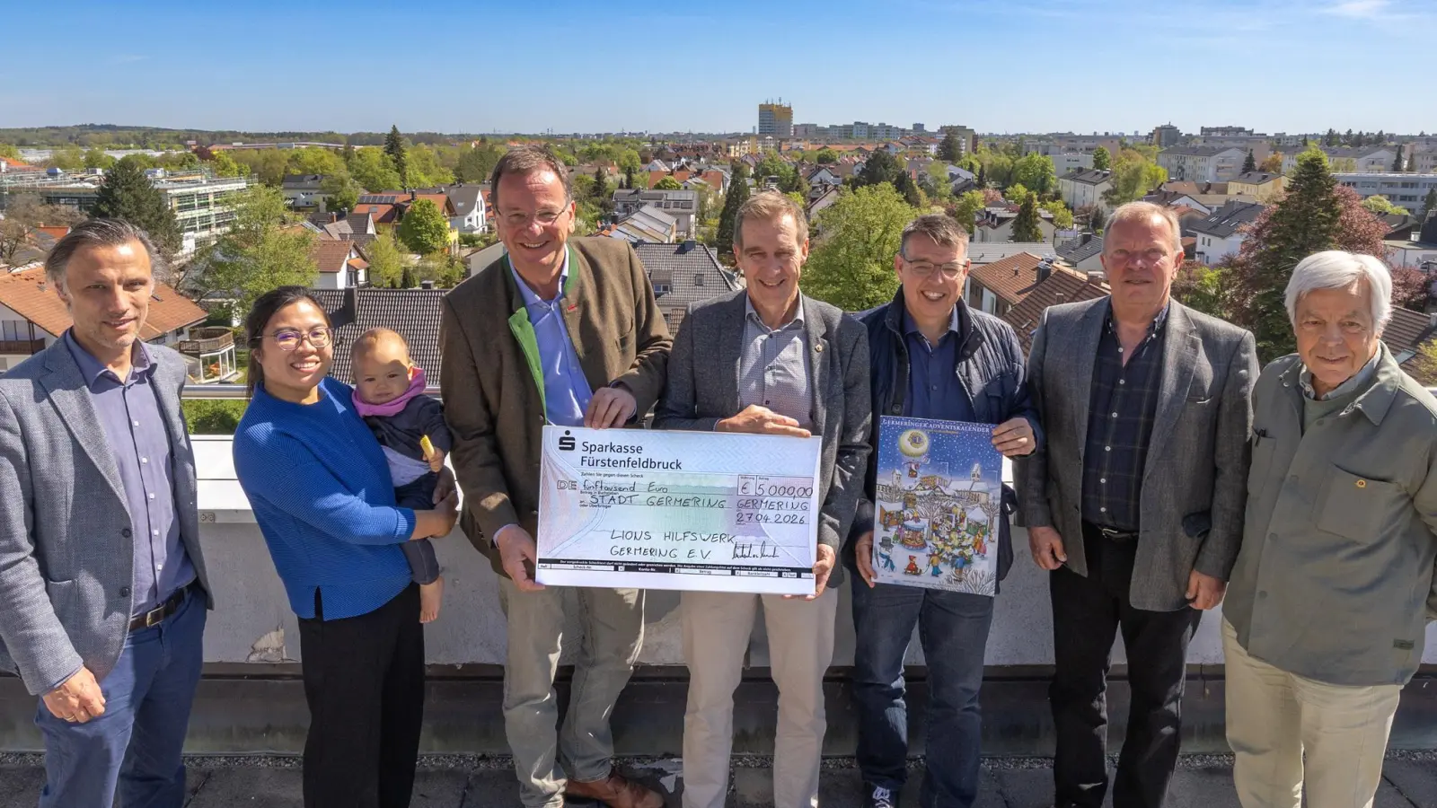 Freude bei der Spendenübergabe (v.l.): Martin Rattenberger (Leiter Amt für Jugend, Familie, Senioren, Soziales und Schulen), Thuy Wegmaier (Sozialreferentin) mit ihrem Kind, Andreas Haas (Oberbürgermeister), Michael Sigmund (Präsident Lions Club Germering), Stefan Hetsch (Lions-Beauftragter Adventskalender-Aktion), Michael von Unruh (Lions Hilfswerk) und Fred Burgstaller (Lions Club Gründungsmitglied). (Foto: Walter Weiss)