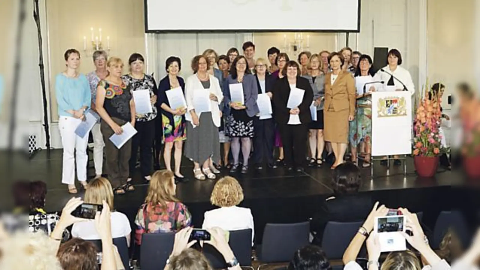 Die Frauenbeauftragte der Bayerischen Staatsregierung, Emilia Müller (5. v. re.) im Kreis der 28 geehrten Gleichstellungsbeauftragten.	 (Foto: STMAS)
