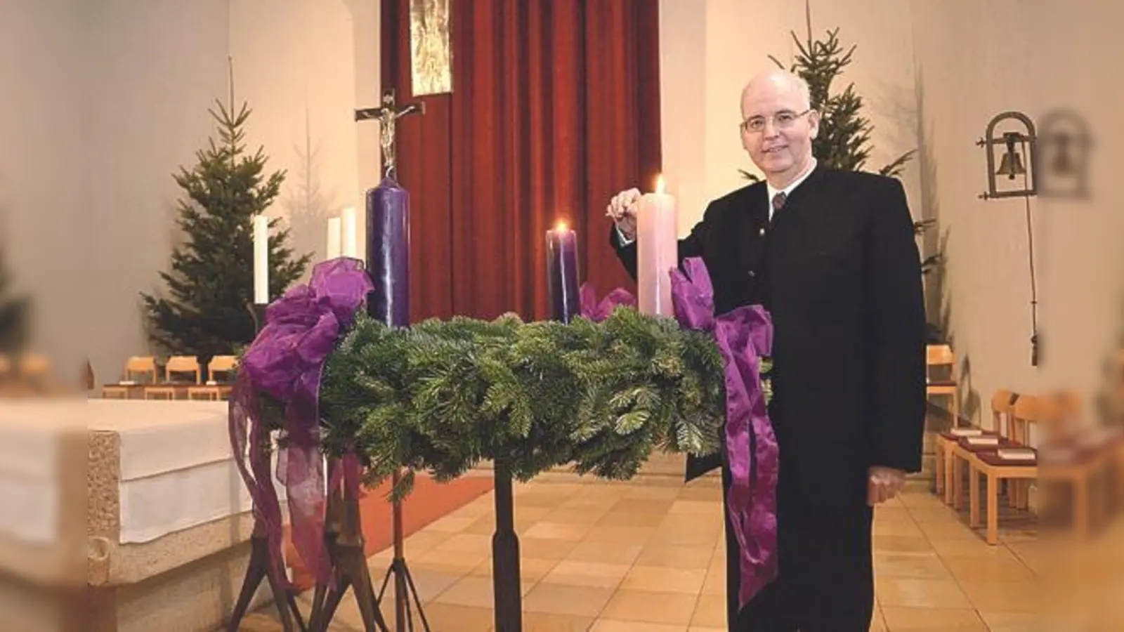 Pfarrer Harald Wechselberger von Maria Ramersdorf und St. Pius freut sich, gemeinsam mit allen Bürgern die Geburt Christi zu feiern.	 (Foto: ar)