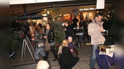 Am Samstag war die Spiegelstraße eine Fußgängerzone mit Stehtischen, Sesseln und kulinarischen Ständen. „Eine tolle Atmosphäre“, meinten die Besucher. (Foto: US)