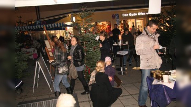 Am Samstag war die Spiegelstraße eine Fußgängerzone mit Stehtischen, Sesseln und kulinarischen Ständen. „Eine tolle Atmosphäre“, meinten die Besucher. (Foto: US)