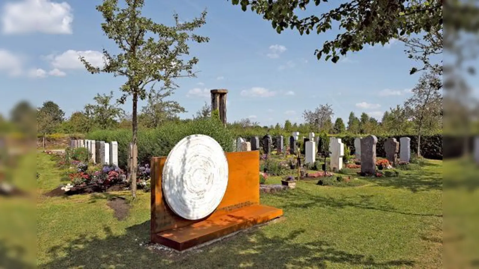 Die Grabflächen auf dem Riemer Friedhof liegen teilweise nur leicht erhoben in der Wiesenlandschaft. Auch Steineinfassungen sind möglich.	 (Foto: Robert Dreher)