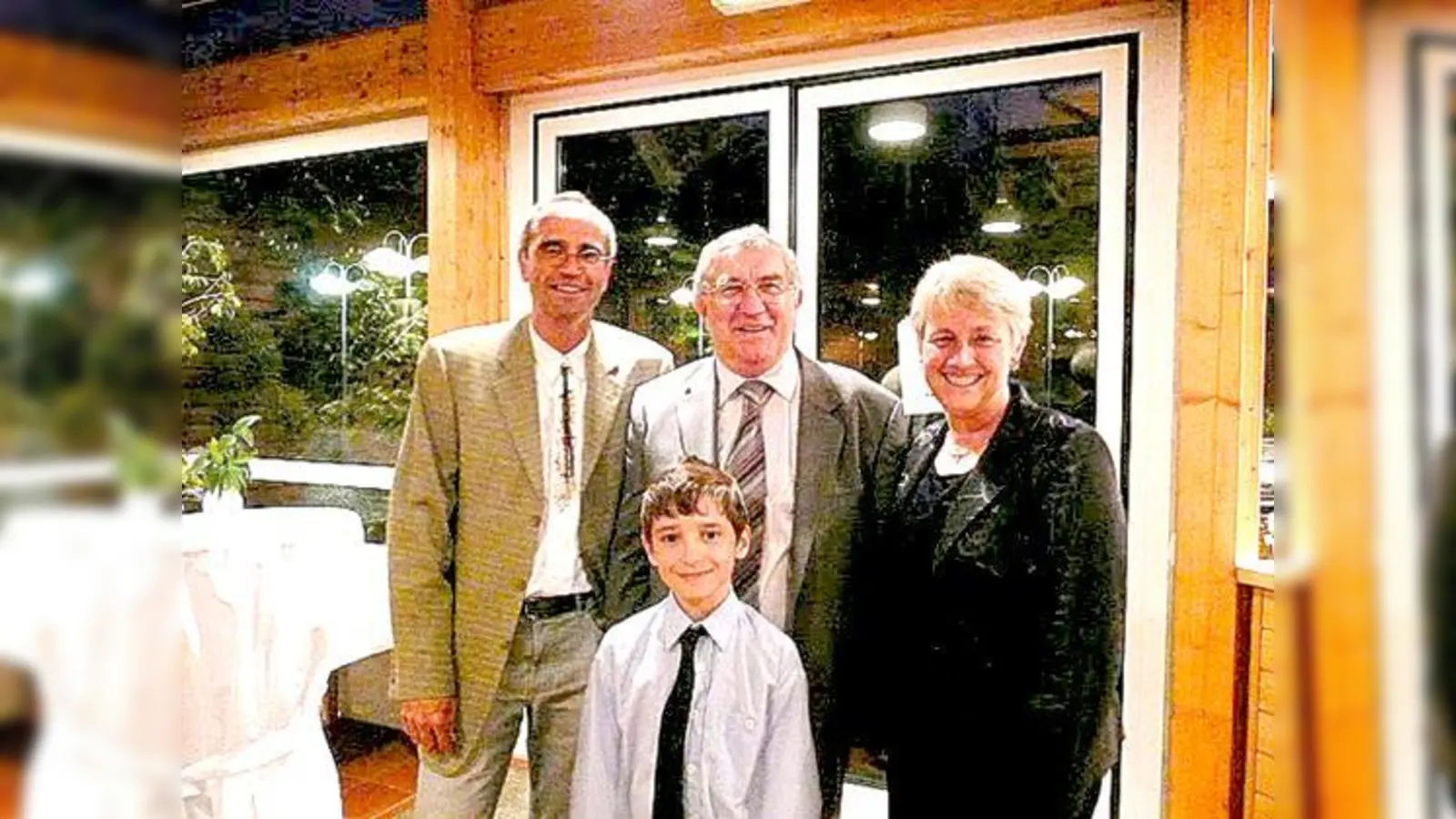 Seinen Ehrentag feierte Ehrenpräsidenten Norbert Schindler auch mit seinem Enkelsohn. 	 (Foto: VA)