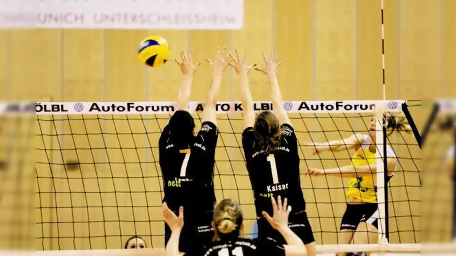 Lucia Kaiser (1) und Inga Lamby (7) versuchen die Münsteranerin Maren Brinker aufzuhalten.	 (Foto: SVL)
