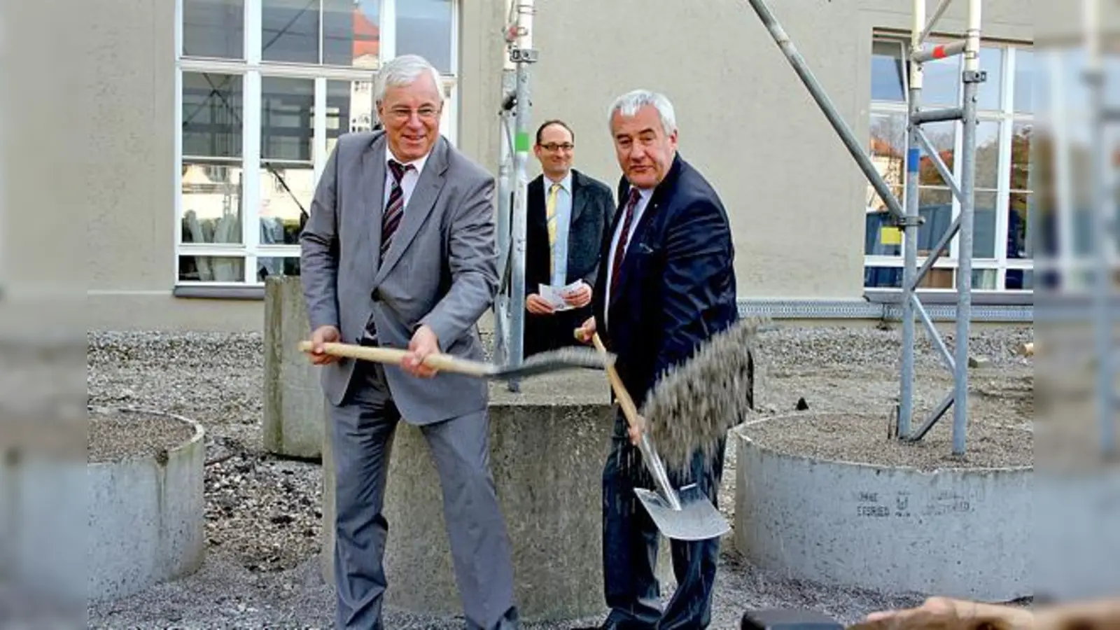 Karl-Walter Jauch und Ludwig Spaenle (rechts) beim symbolischen Spatenstich auf dem Baufeld am Klinikgelände an der Ziemssenstraße.	 (Foto: Julia Stark)