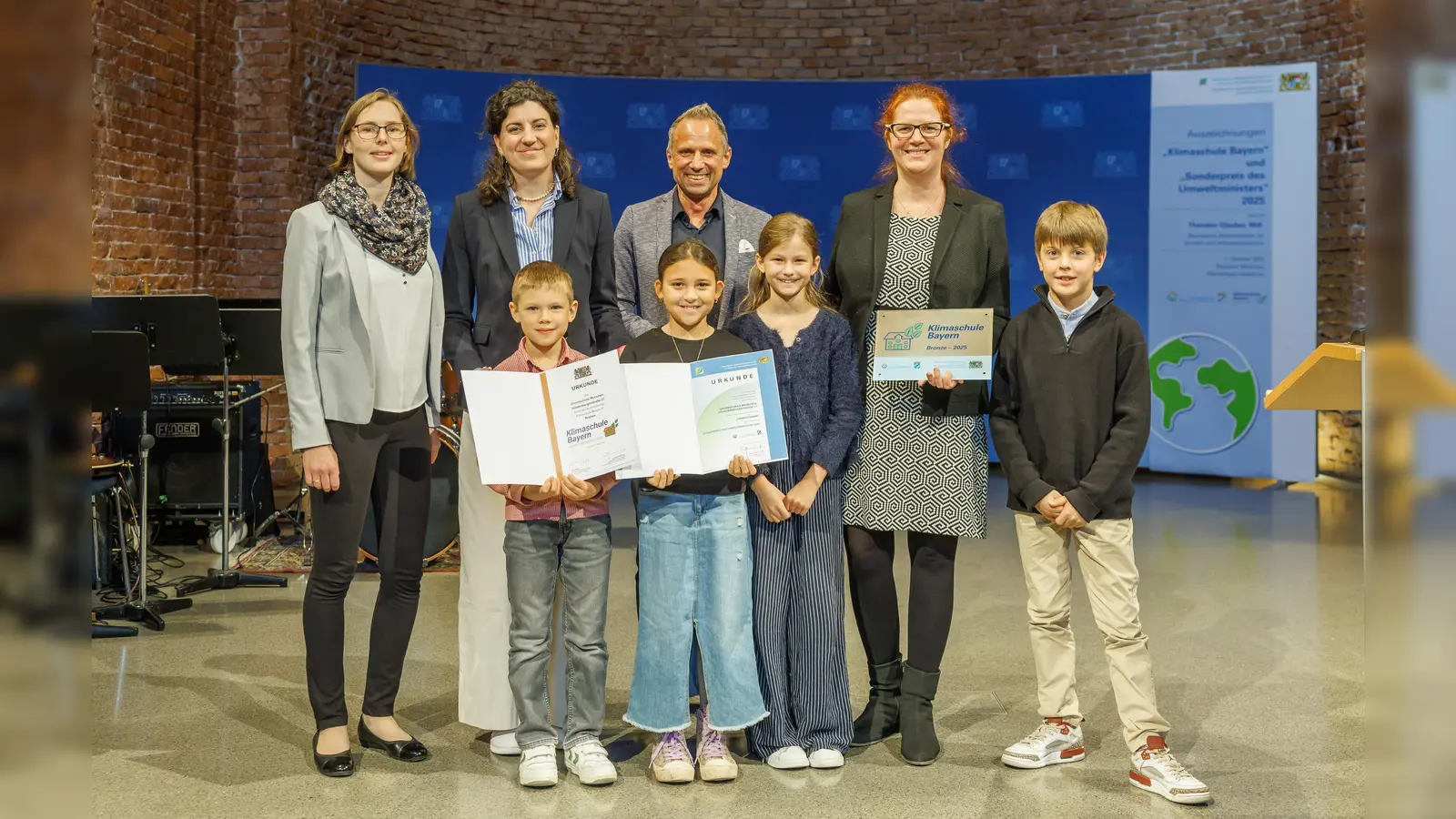 Die Grundschule in der Haldenbergerstraße wurde als von Bayerns Umweltminister Thorsten Glauber (3. von links) als Klimaschule ausgezeichnet. (Foto: Stefan Obermeier)