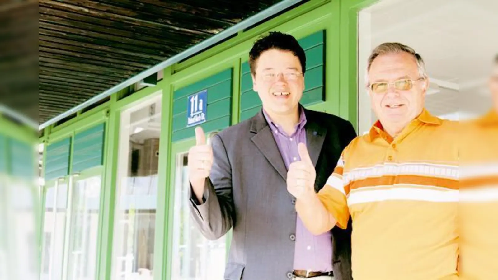 Bürgermeister Thomas Loderer mit dem Ortsvorsitzenden der CSU Ottobrunn, Hubert Hawliczek: Beide haben sich für eine »Bonus«-Markt-Filiale in der bevölkerungsreichen Ottosäulen-Siedlung stark gemacht. 	 (Foto: mst)