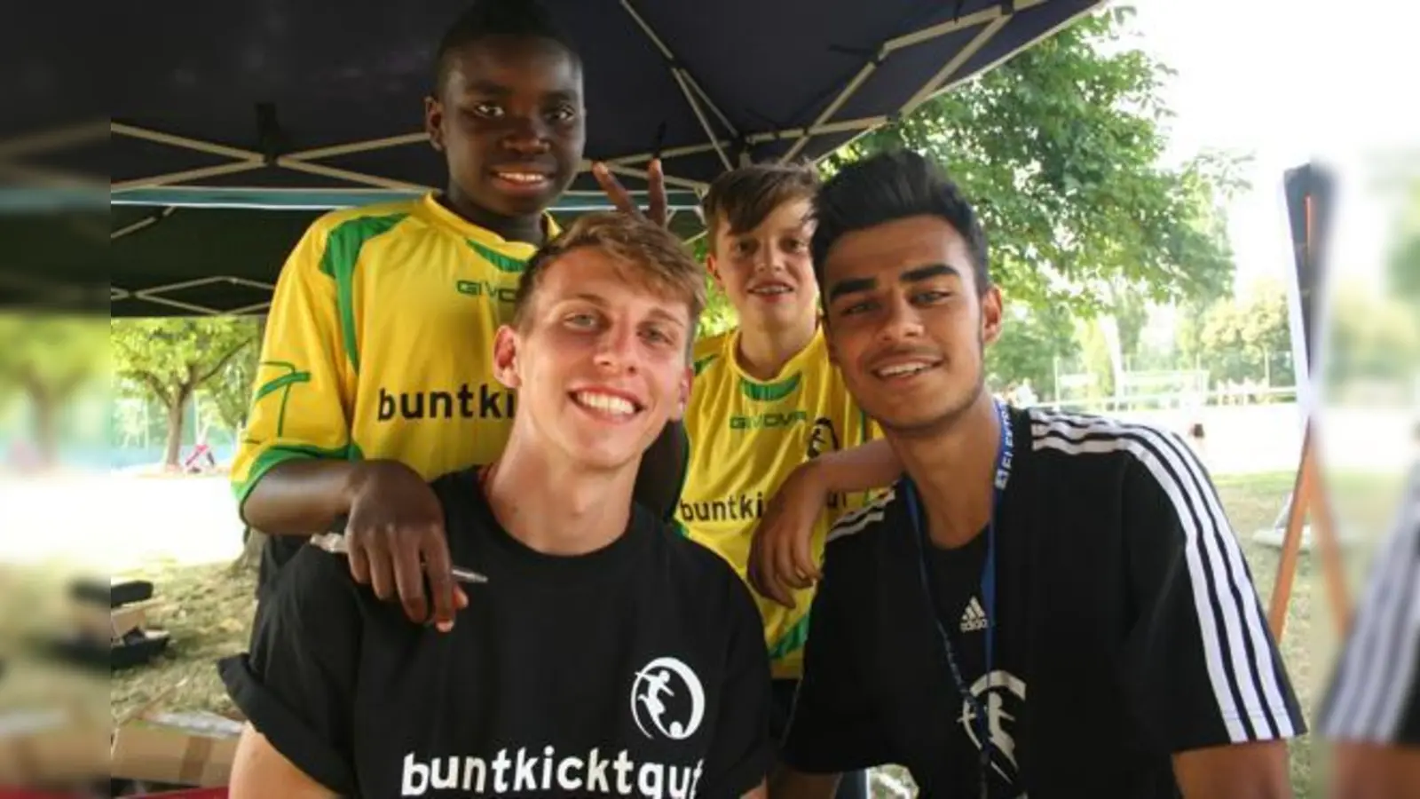 Street Football Worker mit Nachwuchskickern von buntkicktgut. 	 (Foto: Schulke)