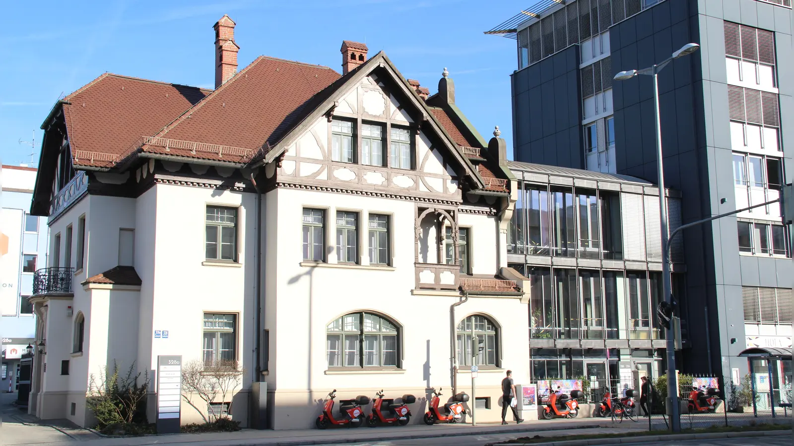 Die Villa an der Landsberger Straße 328 wurde um 1900 als typisches Vorstadt-Fachwerkhaus errichtet. Das Anwesen vermittelt nach der Sanierung mit den farblich rekonstruierten Putzflächen, dem Scheinfachwerk und den nach Befund gestrichenen grünen Kastenfenstern wieder eine anschauliche Idee der ursprünglichen Fassadengestalt. (Foto: job)
