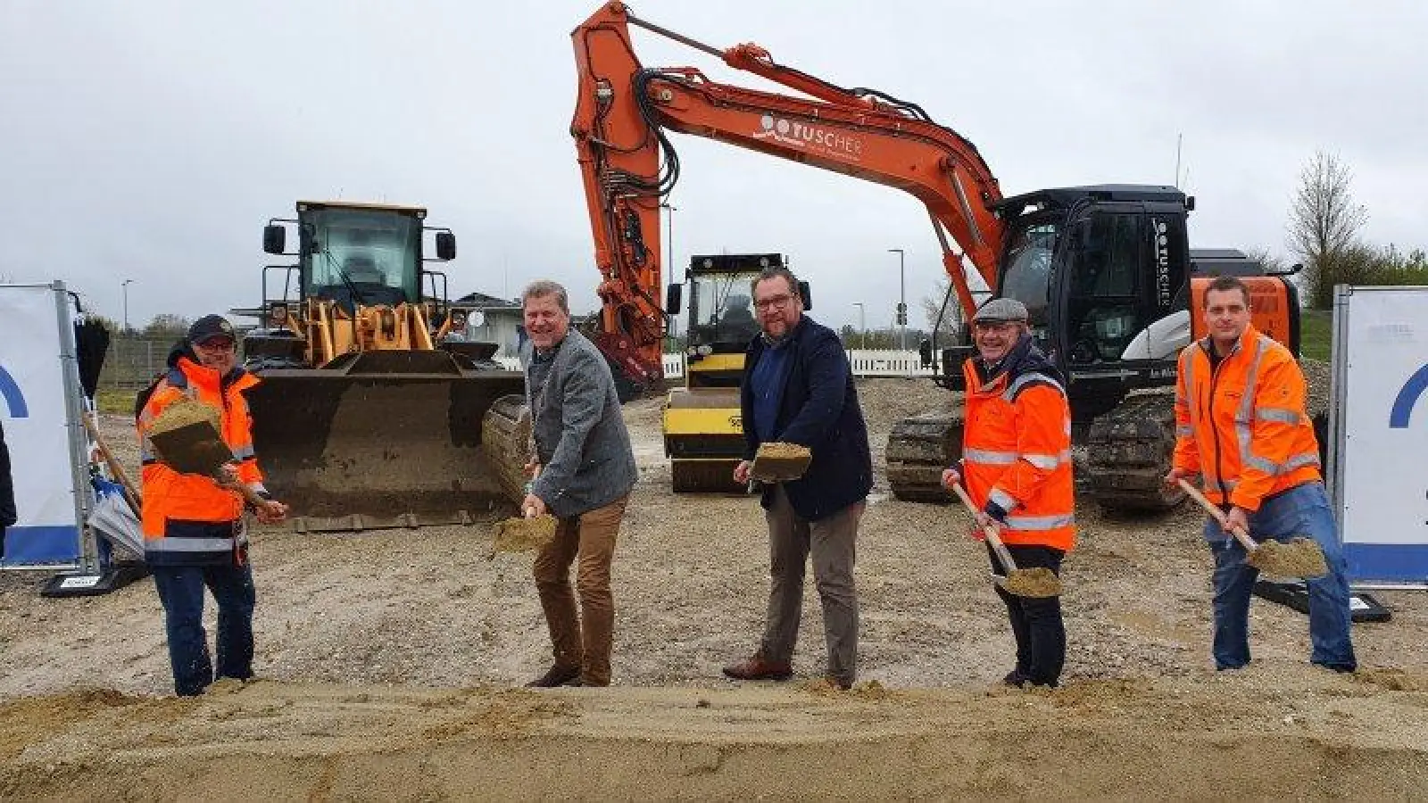 Spatenstich mit (von links): Bauamtsmitarbeiter Matthias Breuer, 1. Bürgermeister Harald Zipfel, Roland Kindelbacher von WipflerPLAN, Franz Schelle, Geschäftsführer der Firma Schelle sowie der Bauleiter der Firma Schelle, Roman Schruff. (Foto: Gemeinde Neuried)