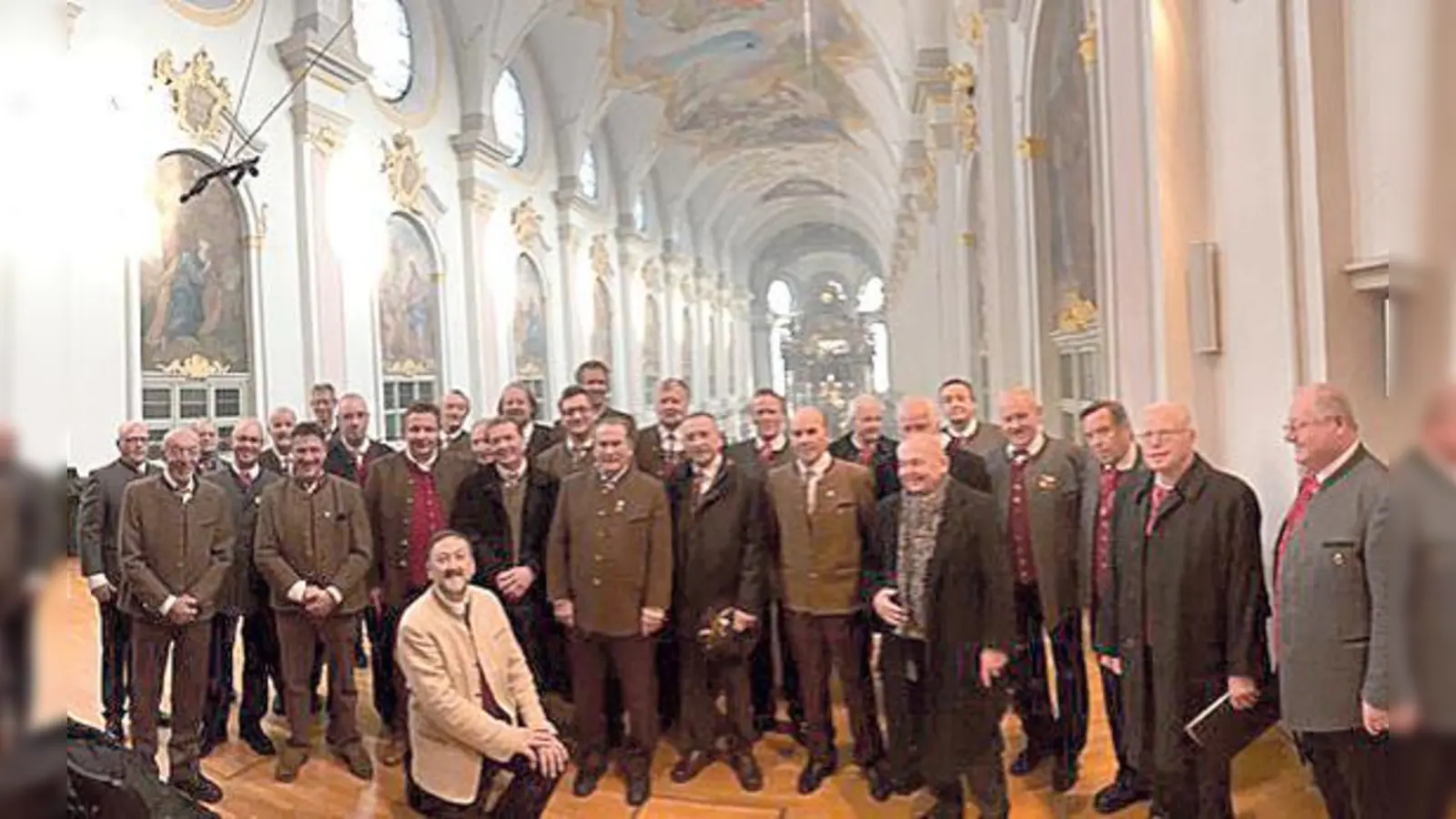 Die Sängerrunde der Metzgerinnung München und der Sängerkreis Ottobrunn, sitzend Chorleiter  Thomas Schmid bei einem Konzert.	 (Foto: VA)