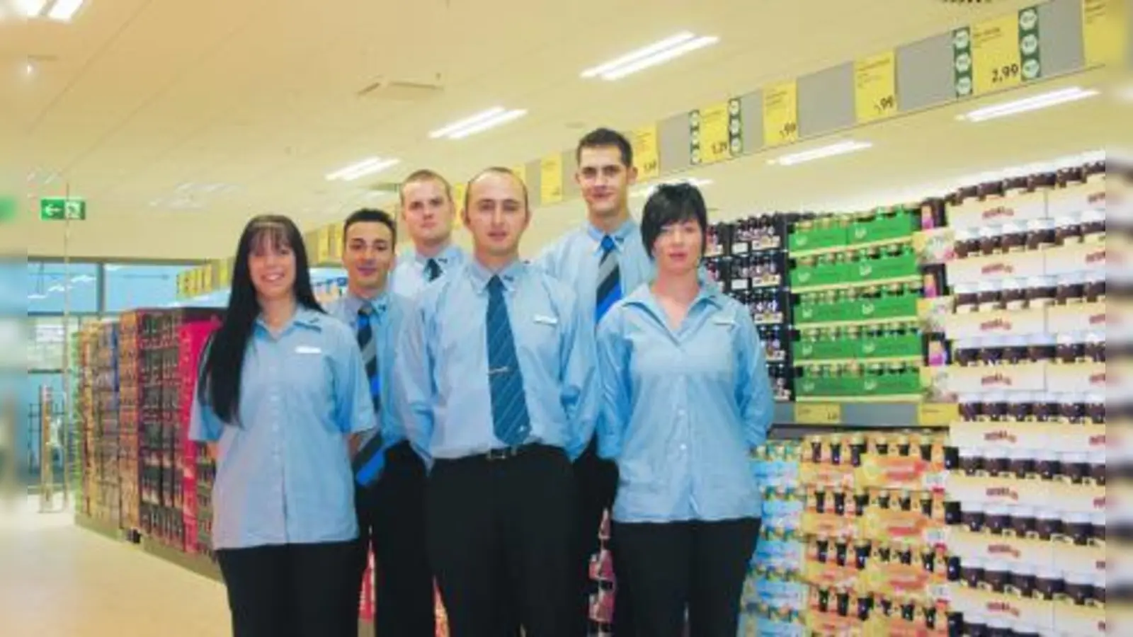 Das Team der neuen ALDI-Filiale (v.l.): Marijana Kules, Francesco Corrado, Nachwuchsfilialleiter Dustin Weber,  Filialleiter Nail Uzon, Daniel Günther und Cindy Werner. (Foto: SE)