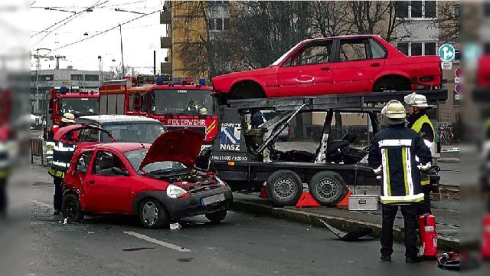 Fahrzeuganänger mit Schrott-Autos kollidiert auf Grillparzerstraße mit Kleinwagen.	 (Foto: FW)