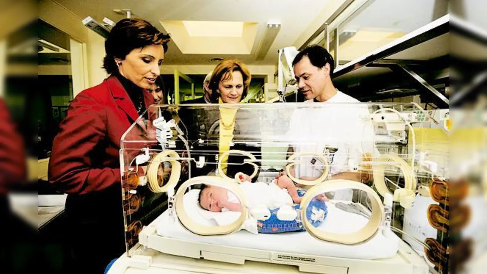 Harl.e.kin hat prominente Befürworter: Sozialministerin Christine Haderthauer, Karin Seehofer, der Vorsitzenden der Geschäftsführung Manfred Greiner und der leitende Neonatologe Dr. Matthias Grimberg (v. l.).  (Foto: Privat)
