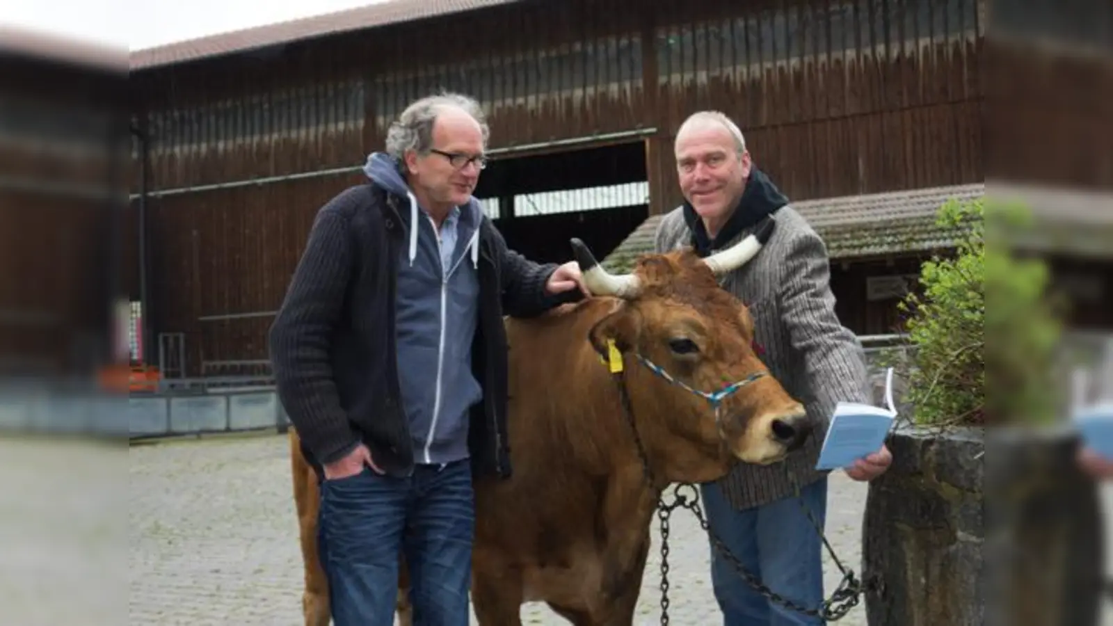 Archehof-Besitzer Georg Schlickenrieder (r.) und Autor &amp; Fotograf Franz Marc Frei begutachten gemeinsam mit Regina den Beitrag in 99 x Oberbayern. 	  (F: hw)