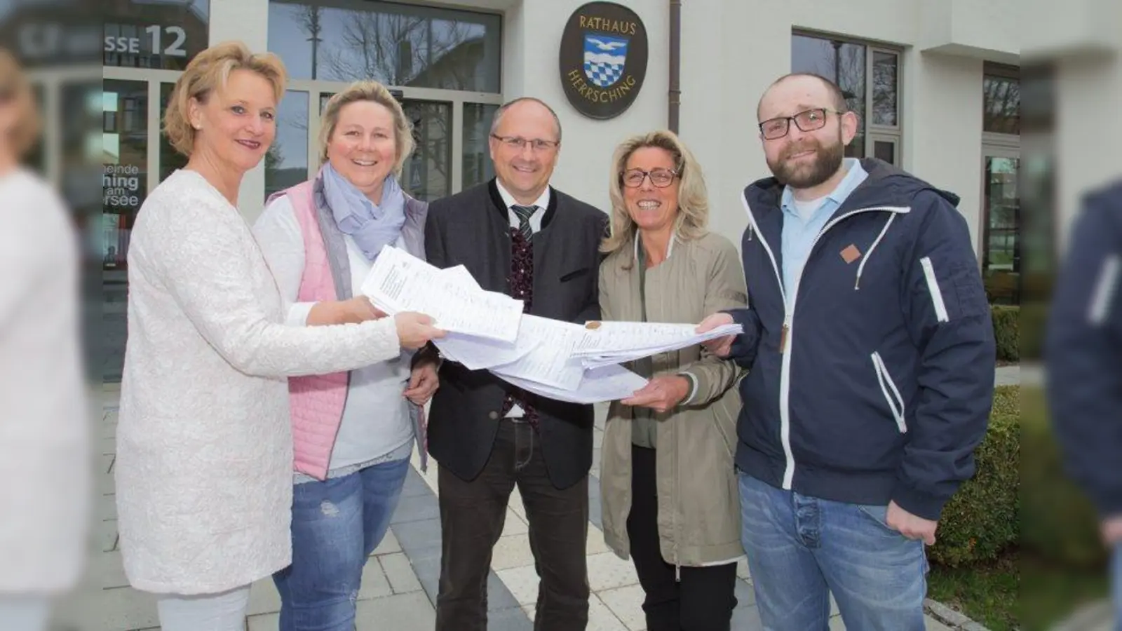 Die Vorstände des Gewerbevereins &amp;quot;Wir - Werte in der Region Herrsching&amp;quot; übergaben ihre Unterschriftenliste an Bürgermeister Christian Schiller. 850 Unterzeichner sprachen sich ebenfalls für den Erhalt der Parkplätze aus. (Foto: Gemeinde Herrsching)