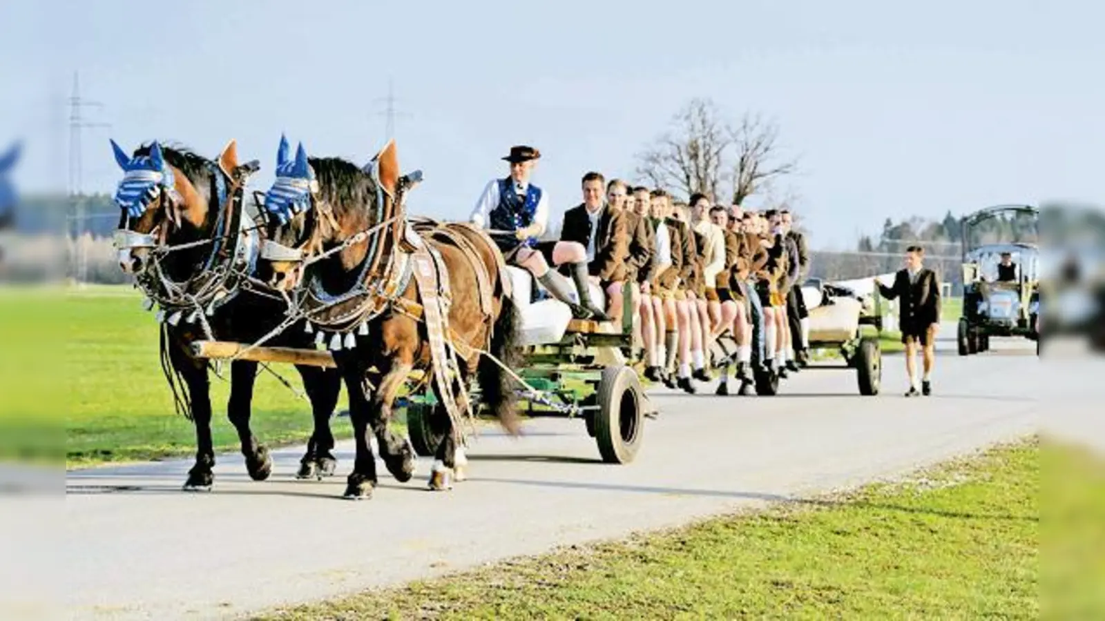 Die Besitzer der Reitanlage Portenläng waren froh, als sie von den Taufkirchner Burschen ihren gestohlenen Maibaum zurück bekamen.  (Foto: Schunk)