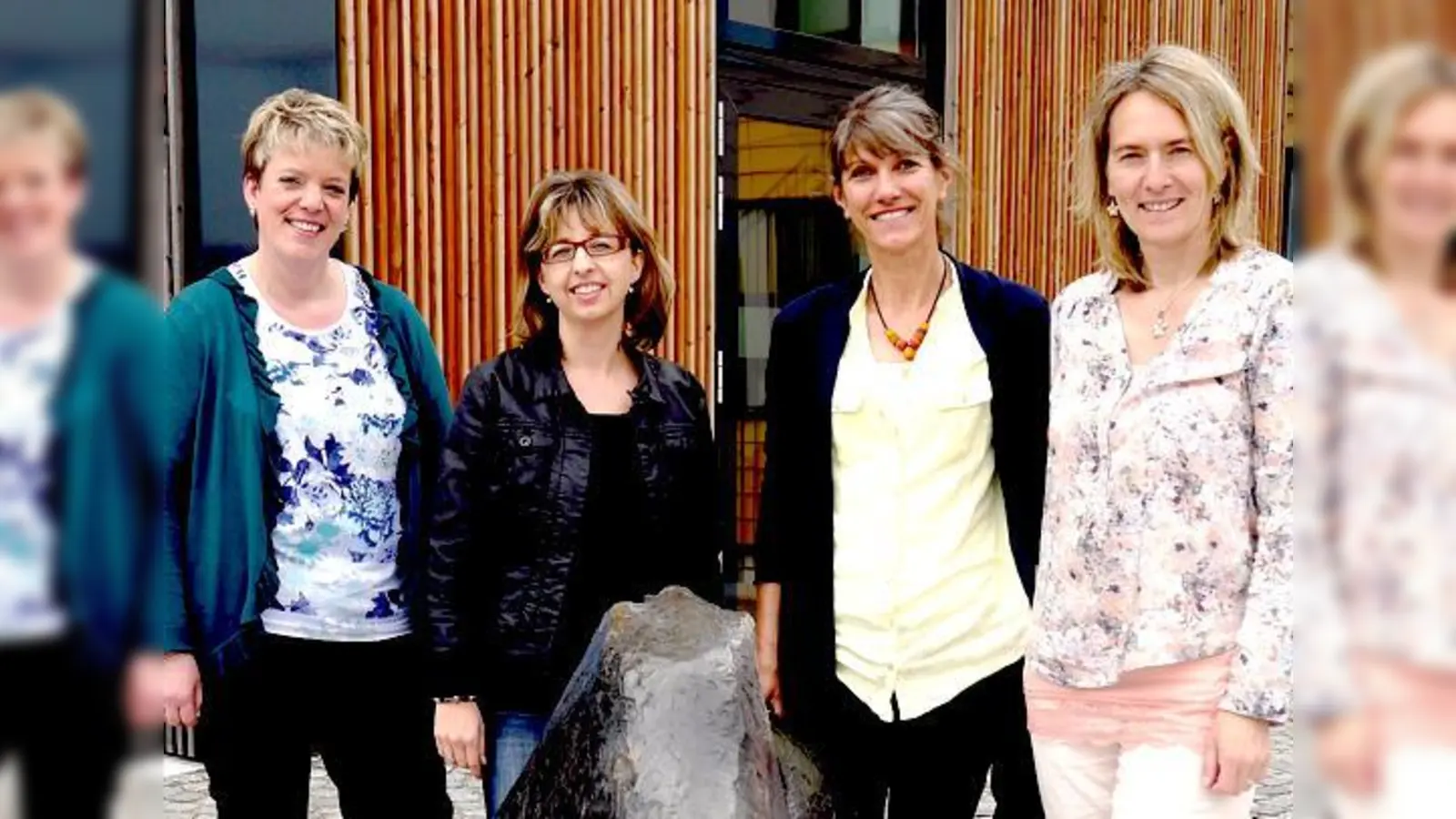 Das Team der Schwangerenberatungsstelle vor dem Landratsamt Ebersberg: Petra Ruch, Ingrid Middendorf, Gabriele Pintz und Anja Röhrig (von links). 	 (Foto: LRA)