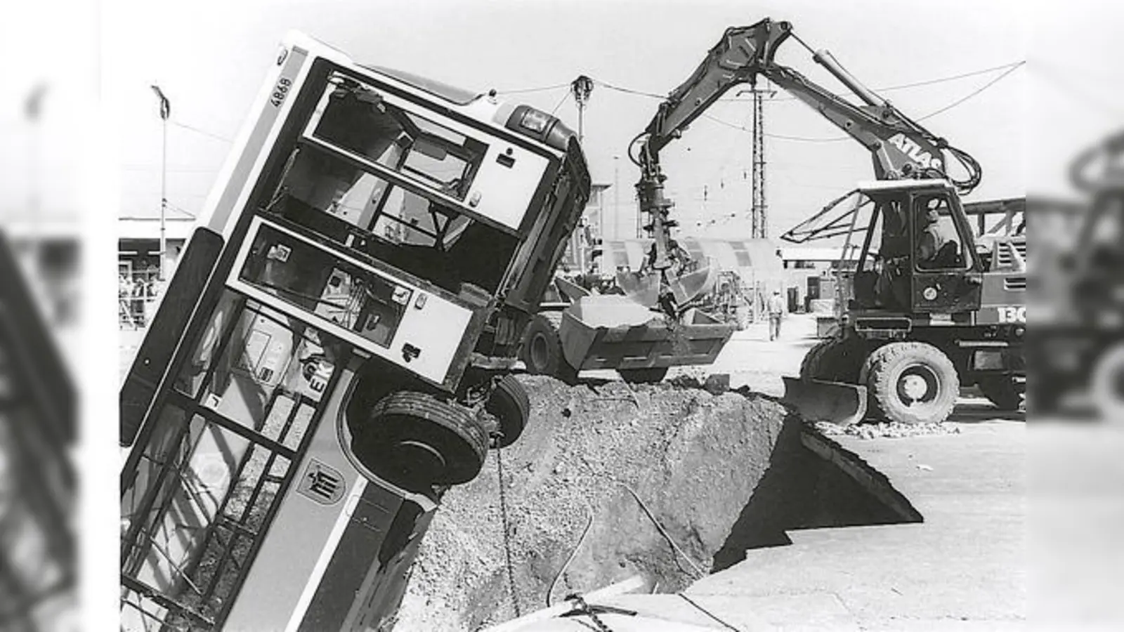 Am 28. September 1994 stürzt ein Bus am Truderinger Bahnhof in ein Erdloch. Dabei kommen vier Menschen ums Leben.   (Foto: AK Stadtteilgeschichte)
