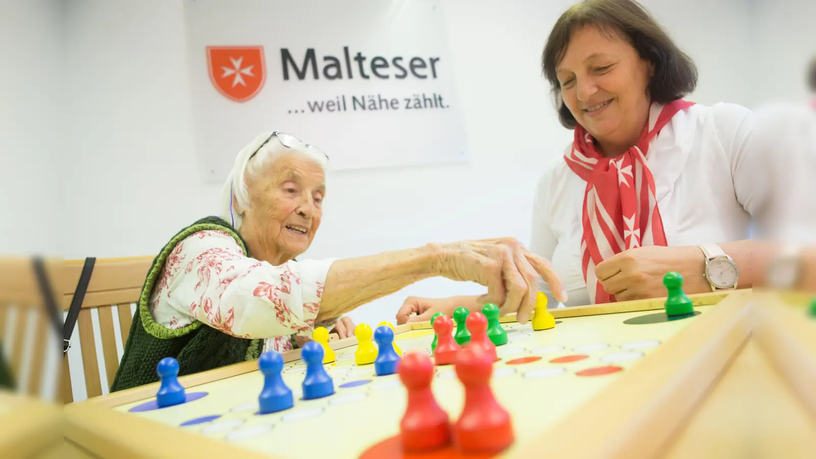 Spielen ist ein wichtiger Bestandteil im Rahmen der Demenzarbeit. Somit gehört Mensch ärgere dich nicht zum festen Angebot der Malteser. (Foto: Fabian Helmich)