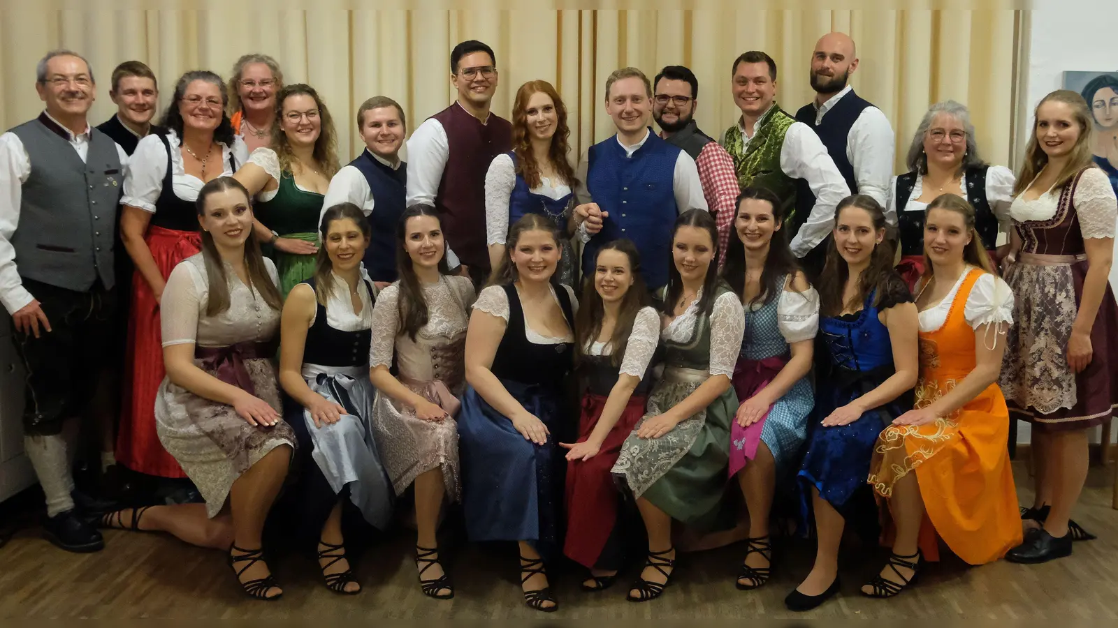 Begleitet von Garde, Männerballett und vielen Aktiven werden Susanne und Oliver Voigt (mittig) als neues Prinzenpaar des Faschingsclubs Laim in die närrische Zeit ziehen. (Foto: FCL)