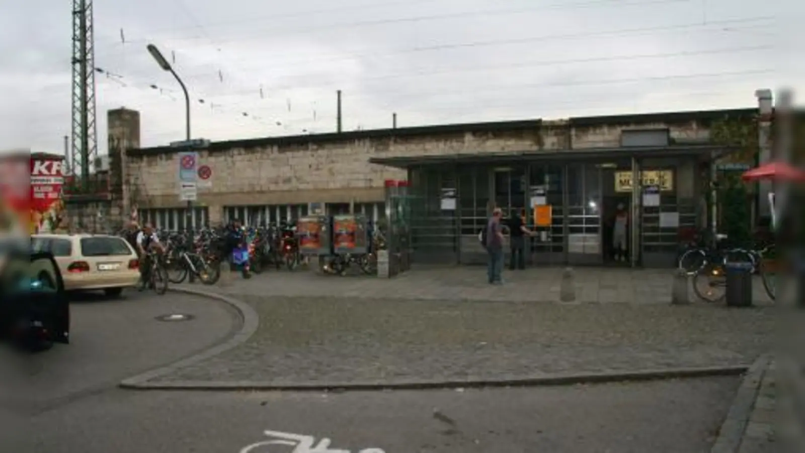 Auf die Bahnhofsuhr über dem Nordeingang müssen die Pasing noch eine lange Weile verzichten. Im September wurde sie abmontiert (Bild). Statt im Januar, wie ursprünglich angekündigt, kommt die Uhr erst zum Ende der Umbauarbeiten 2012 wieder an ihren Platz. (Foto: US)