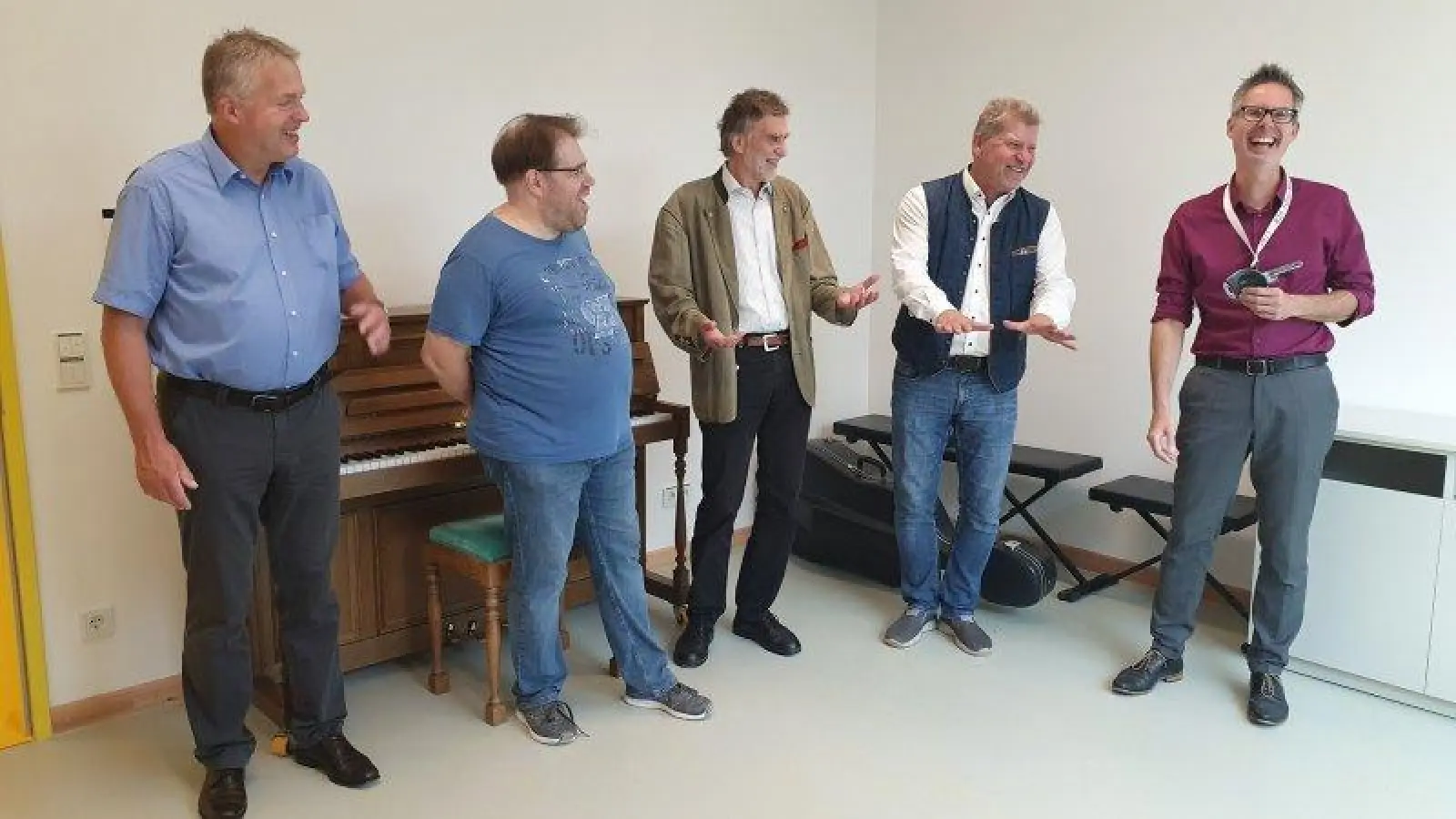 Freuen sich über die neuen Räume der Musikschule Neuried (von links): Alois Sailer (Geschäftsleitender Beamte), Christian Glaßer (Bauamt), Roland Hirschberg (Vorstand Musikschule Neuried e.V.), 1. Bürgermeister Harald Zipfel, Christoph Peters (Leiter Musikschule Neuried e.V.) bei der Schlüsselübergabe. (Foto: Gemeinde Neuried)