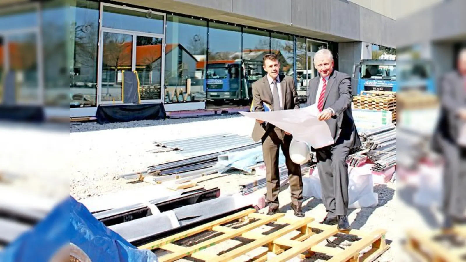 Bauamtsleiter Lothar Kapfenberger (links) und Erster Bürgermeister Franz Schwarz inspizieren die Baustelle an der Unterföhringer Grundschule. 	 (Foto: Gemeinde)
