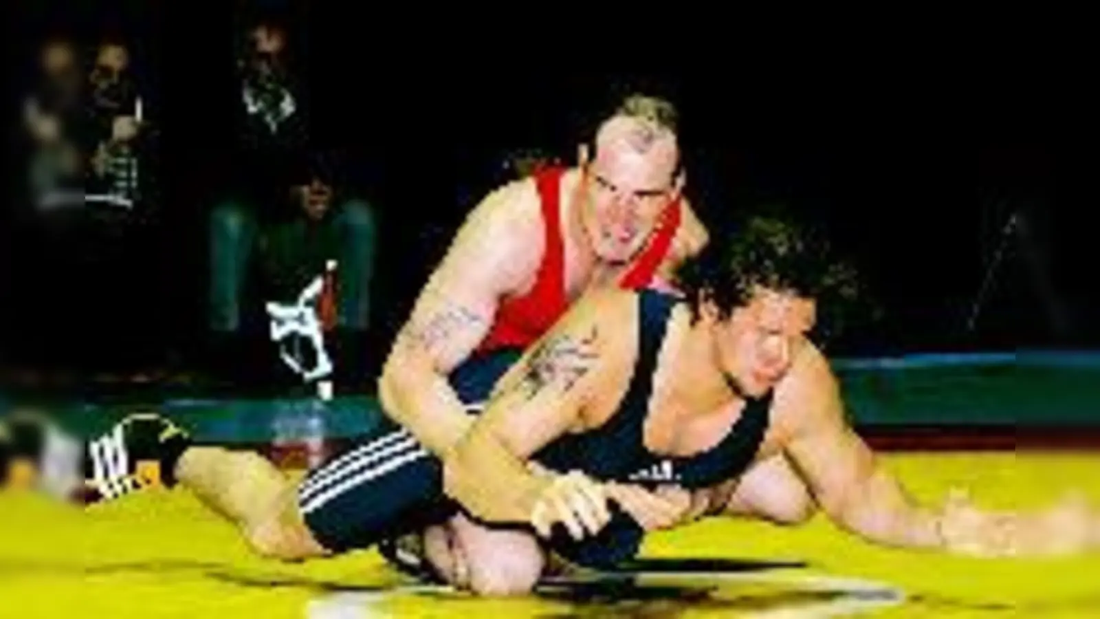 Hart zur Sache ging es beim SC Isaria (in roten Trikots) am Wochenende: Michael Ebenhoch (l.) gegen Roland Rehm.  (Foto: Andy Schweiger)