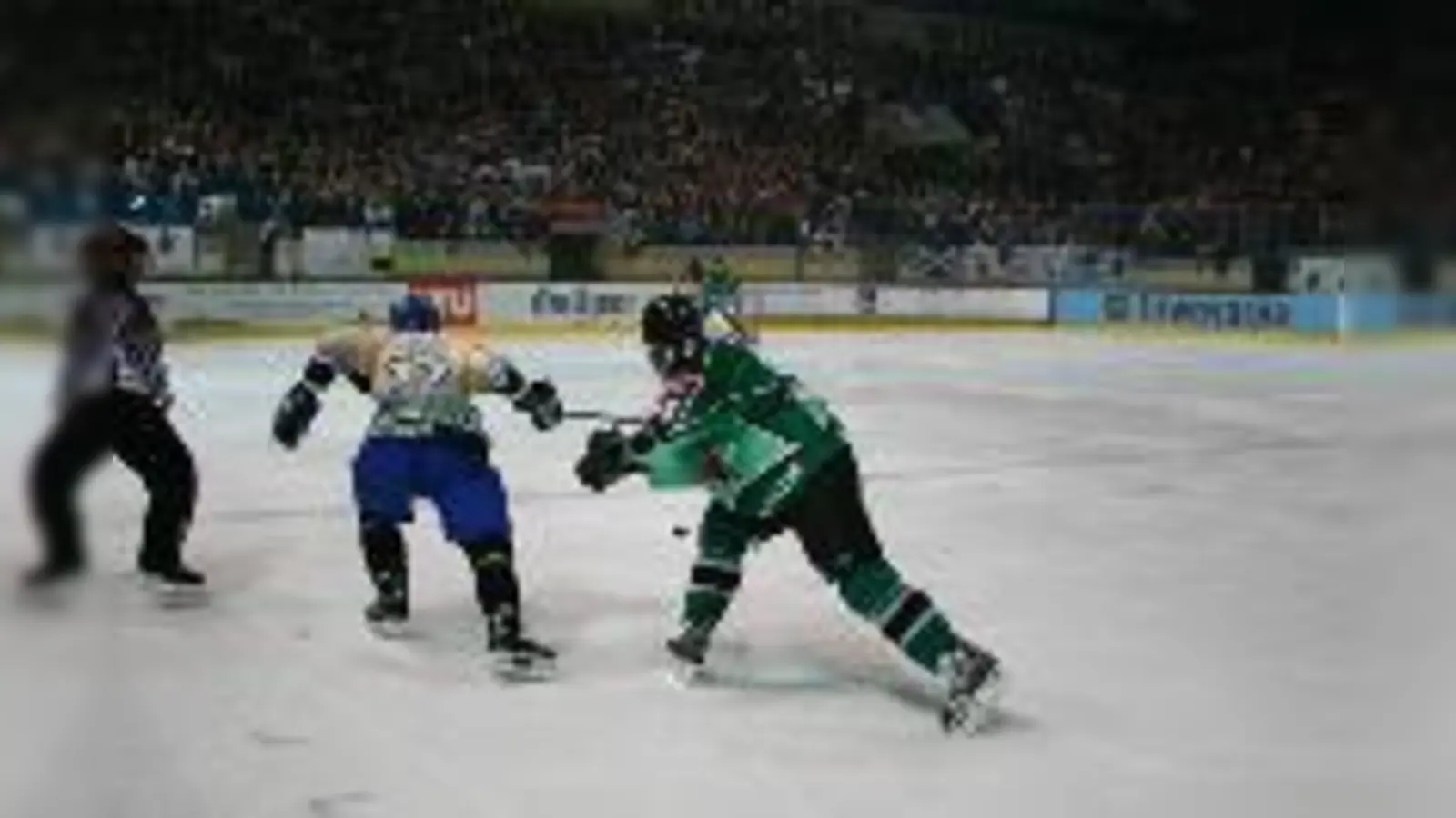 Stets eine Schuhspitze voraus waren die EHC-Spieler den Erzfeinden aus Rosenheim.  (Foto: mh)