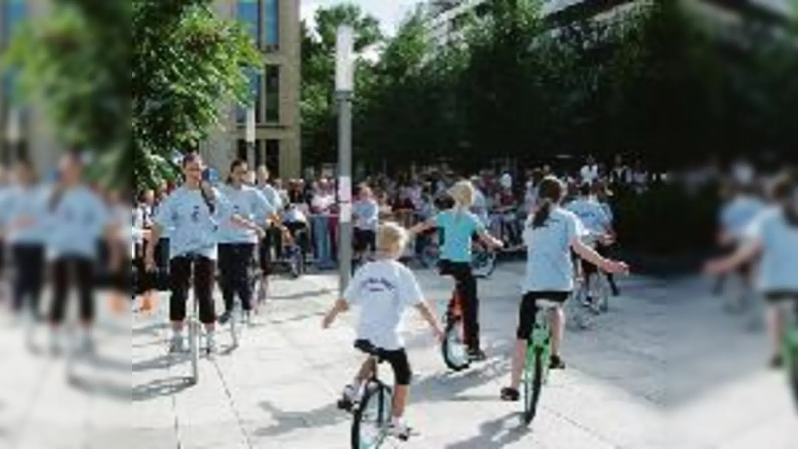 Die Einradfahrerinnen des SV Am Hart waren von begeistertem Publikum umringt.  (Foto: Verein)