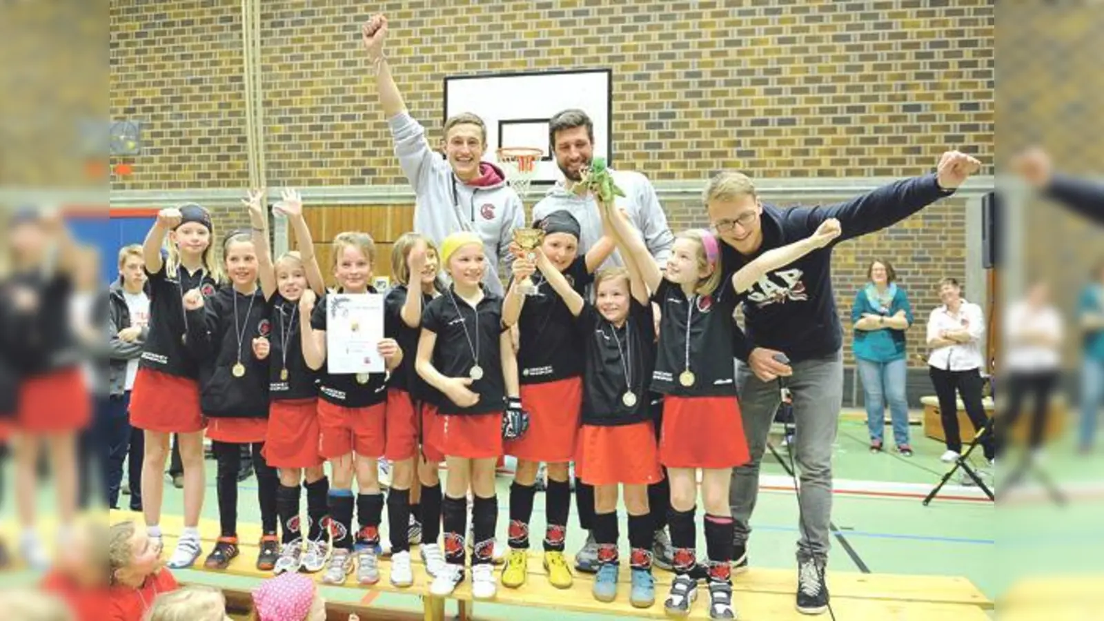 Nationalspieler Felix Knoblauch vom MSC (r.) gratuliert den Grashoppers zum Pokalsieg!  	 (Foto: Barbara Förste)