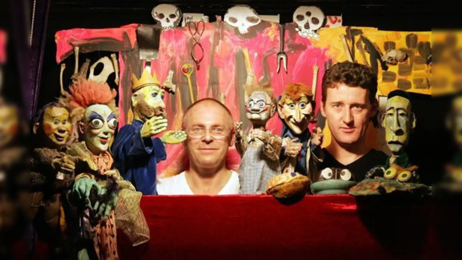 Die Puppenspieler Josef Parzefall (l.) und Richard Oehmann mit ihren Figuren.  (Foto: VA)