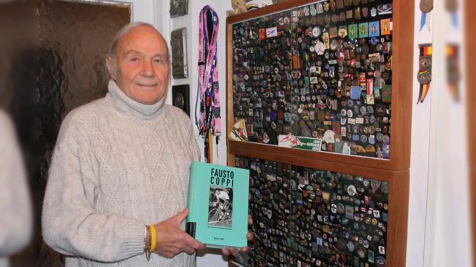 Walter Lemke stellt Teile seiner Sammlung zum Radsport, zu der auch rund 2500 Anstecknadeln gehören, momentan im Haidhausen-Museum aus.  (F.: ko)