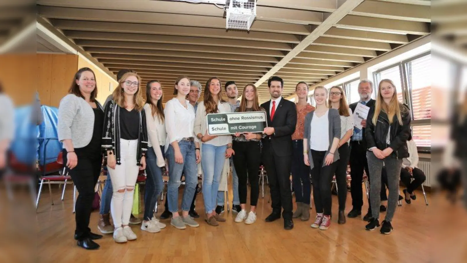 Schüler setzen ein Zeichen gegen Diskriminierung: Das Gymnasium Starnberg feierte 2017 den Beitritt zur „Schule ohne Rassismus”. Den Anstoß gab ein P-Seminar. Jetzt geht die Aktion weiter. (Foto: Gymnasium Starnberg)