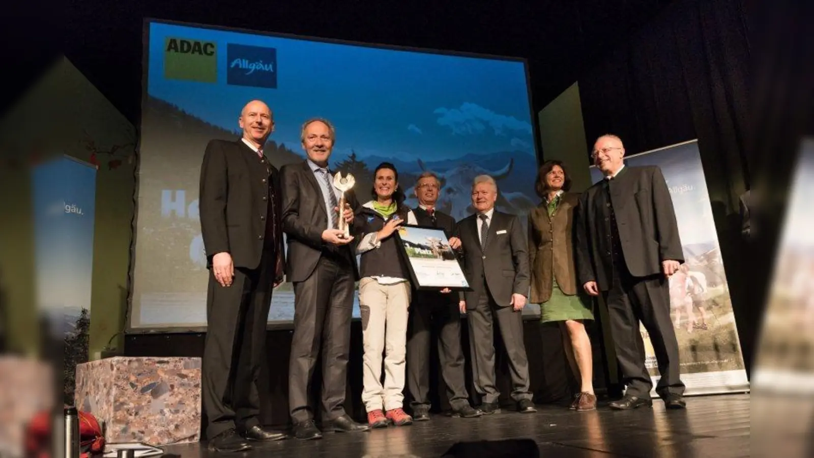 Glückliche Gewinner: Der Aufsichtsratsvorsitzende der Allgäu GmbH, Hans-Joachim Weirather (2.v.l.), Geschäftsführer Bernhard Joachim (M.) und Projektleiterin Christa Fredlmeier (3.v.l.) nahmen die Auszeichnung aus den Händen von Dr. August Markl (r.), Vorsitzender des ADAC Südbayern, Staatsministerin Ilse Aigner, Dr. Martin Spantig (l.), Geschäftsführer Bayern Tourismus Marketing GmbH, und Herbert Behlert, Vorsitzender des ADAC Nordbayern, entgegen. (Foto: ADAC/Kees van Surksum)