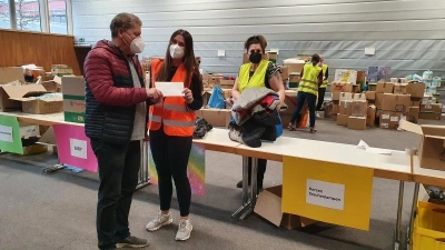 Freudig nimmt Shalima Rachl die Geldspende der Verwaltung von Bürgermeister Harald Zipfel entgegen. (Foto: Gem)