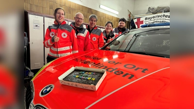 Sonja Götz, Marco Murolo, Michael Perzl, Susanne Wittwer und Robert Wittwer (v.l.) freuen sich über das 25-jährige Jubiläum der BRK-Gruppe in Hohenlinden. (Foto: BRK Hohenlinden)