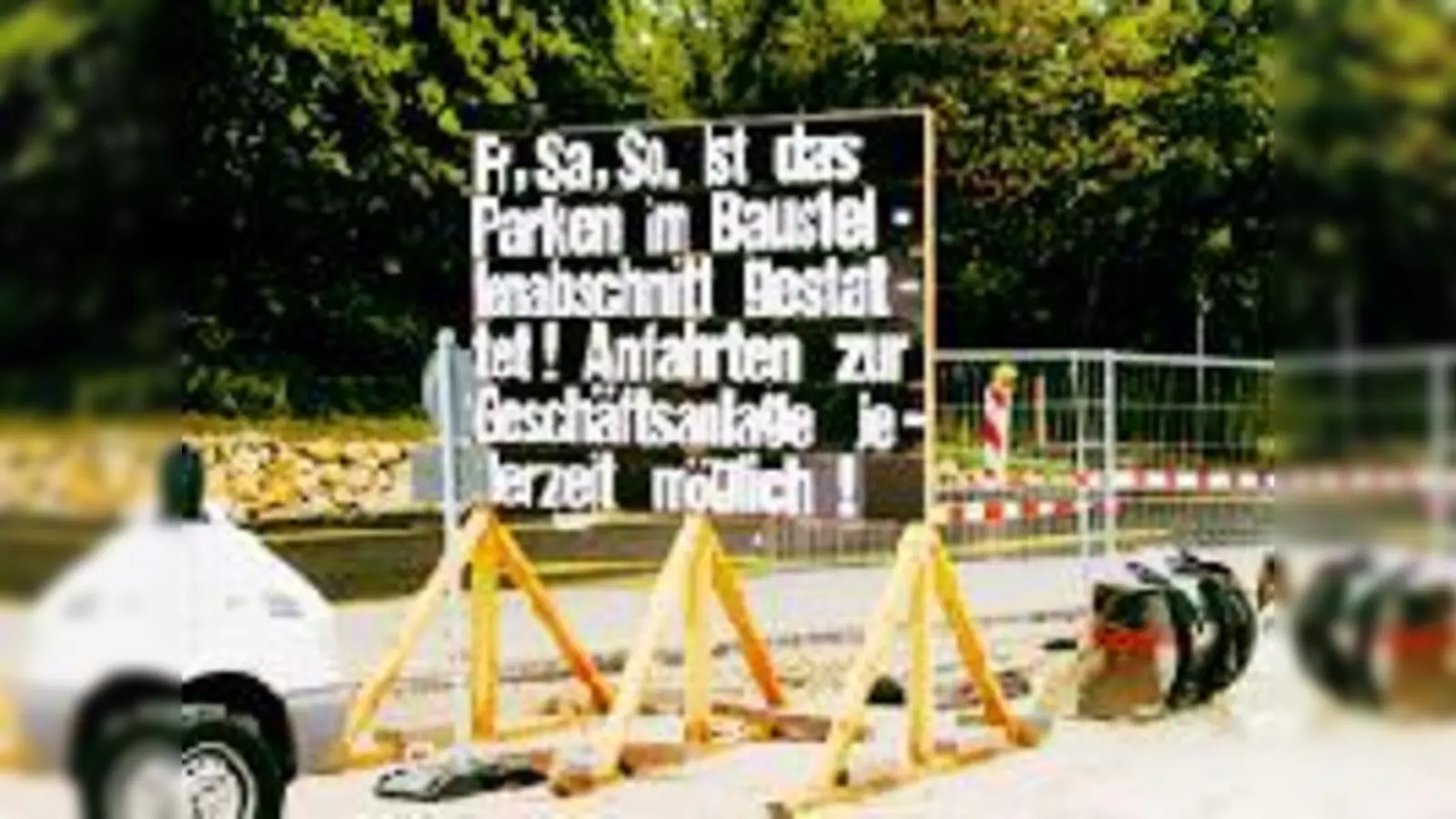 Baustelle  (Foto: Weil viele Kunden verunsichert sind, wo sie parken können, haben die Geschäftsleute große Schilder aufgestellt. Beim Ortstermin mit der BA-Vorsitzenden Christiane Hacker (Mitte) und Vertretern von Stadt und Polizei ging es um m)
