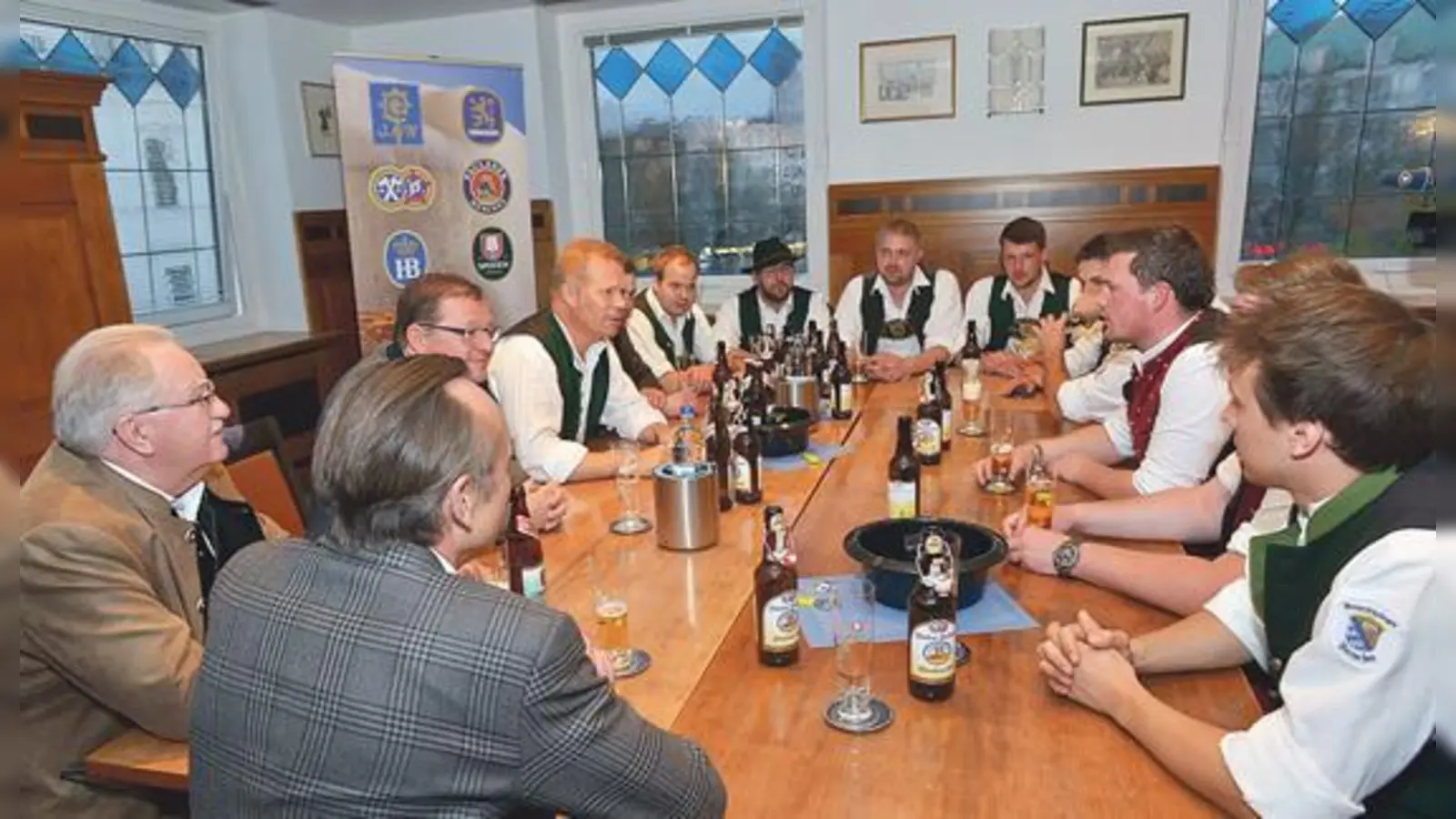 Nach zähen Verhandlungen wurde der der Münchner Maibaum zum Glück noch ausgelöst.	 (Foto: Bohning)