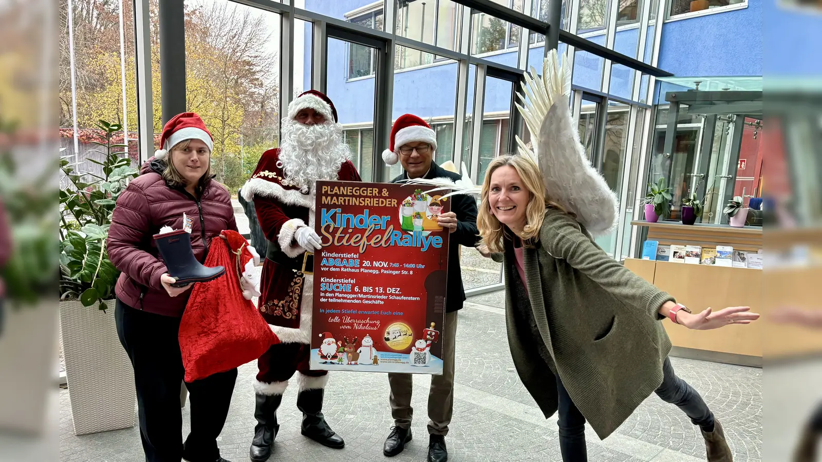 Sabine Kurt und Nikolaus Giuliano Grandis vom Gewerbeverein mit Bürgermeister Hermann Nafziger und Wirtschaftsförder-Engel Silke Vilgertshofer (v.l.) präsentieren die diesjährige Stiefel-Rallye. (Foto: Ulrike Seiffert)