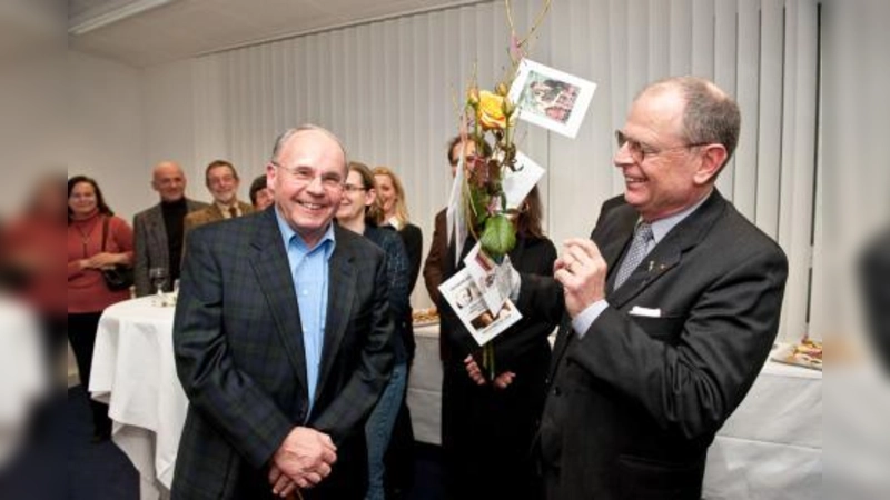 Von seinem Vorgänger Horst Möller (rechts) erhielt Wolf-Dieter Fenzl, der neue Leiter der Evangelischen Straffälligenhillfe, offiziell den „Staffelstab“ überreicht. (Foto: Innere Mission München/Erol Gu)