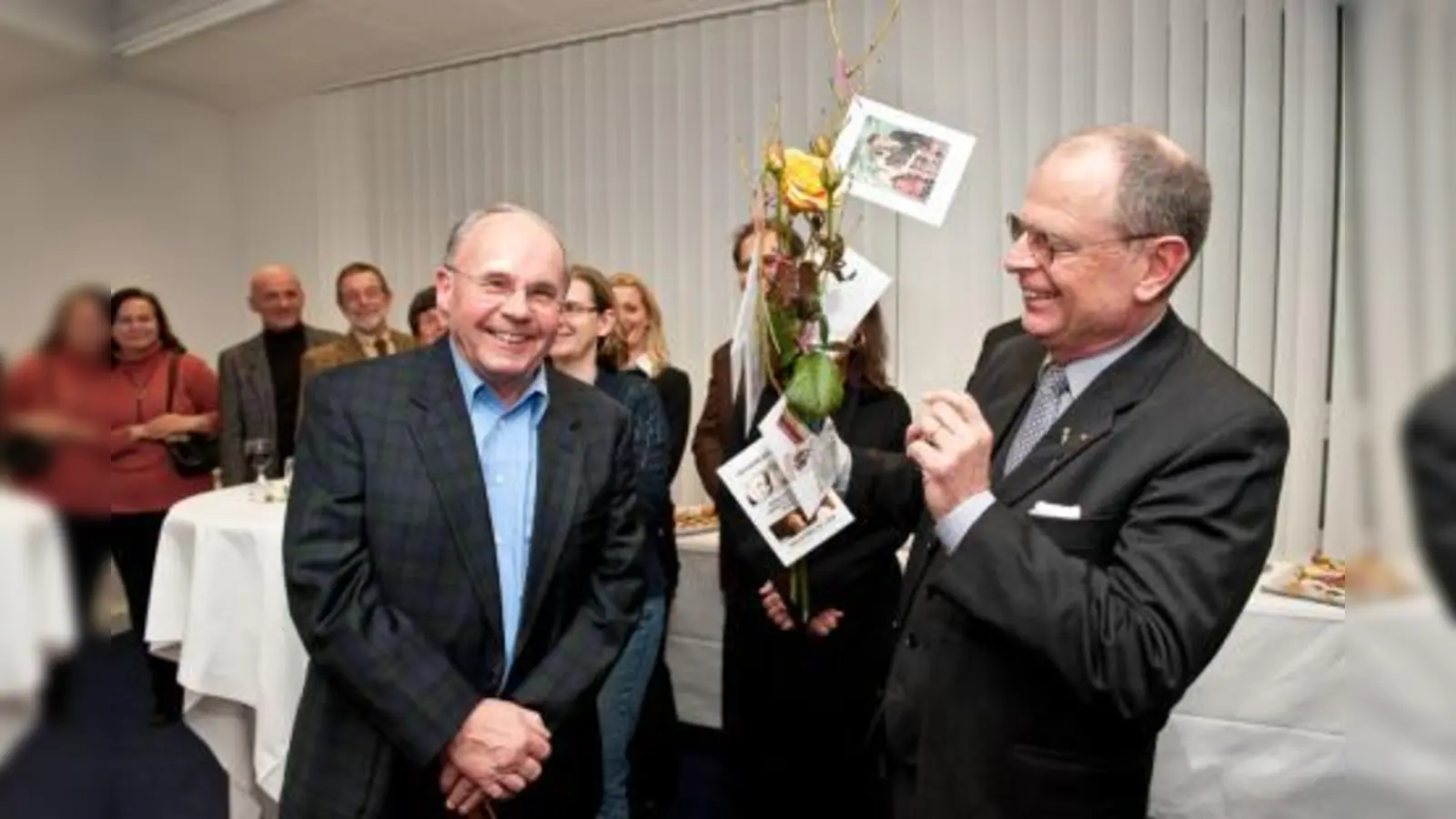 Von seinem Vorgänger Horst Möller (rechts) erhielt Wolf-Dieter Fenzl, der neue Leiter der Evangelischen Straffälligenhillfe, offiziell den „Staffelstab“ überreicht. (Foto: Innere Mission München/Erol Gu)