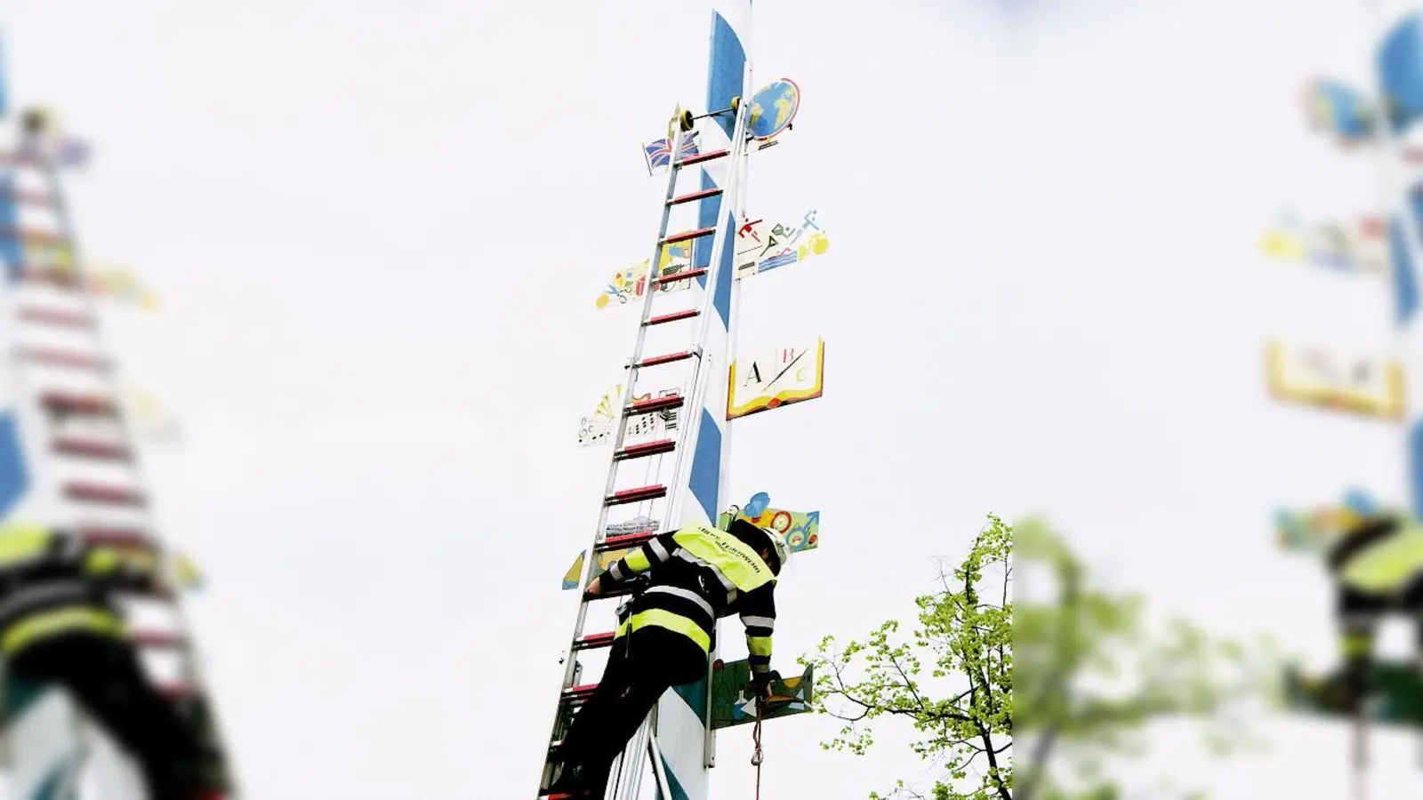 Die Feuerwehr sorgte für einen sicheren Stand des Schulmaibaums.	 (Foto: Schule)