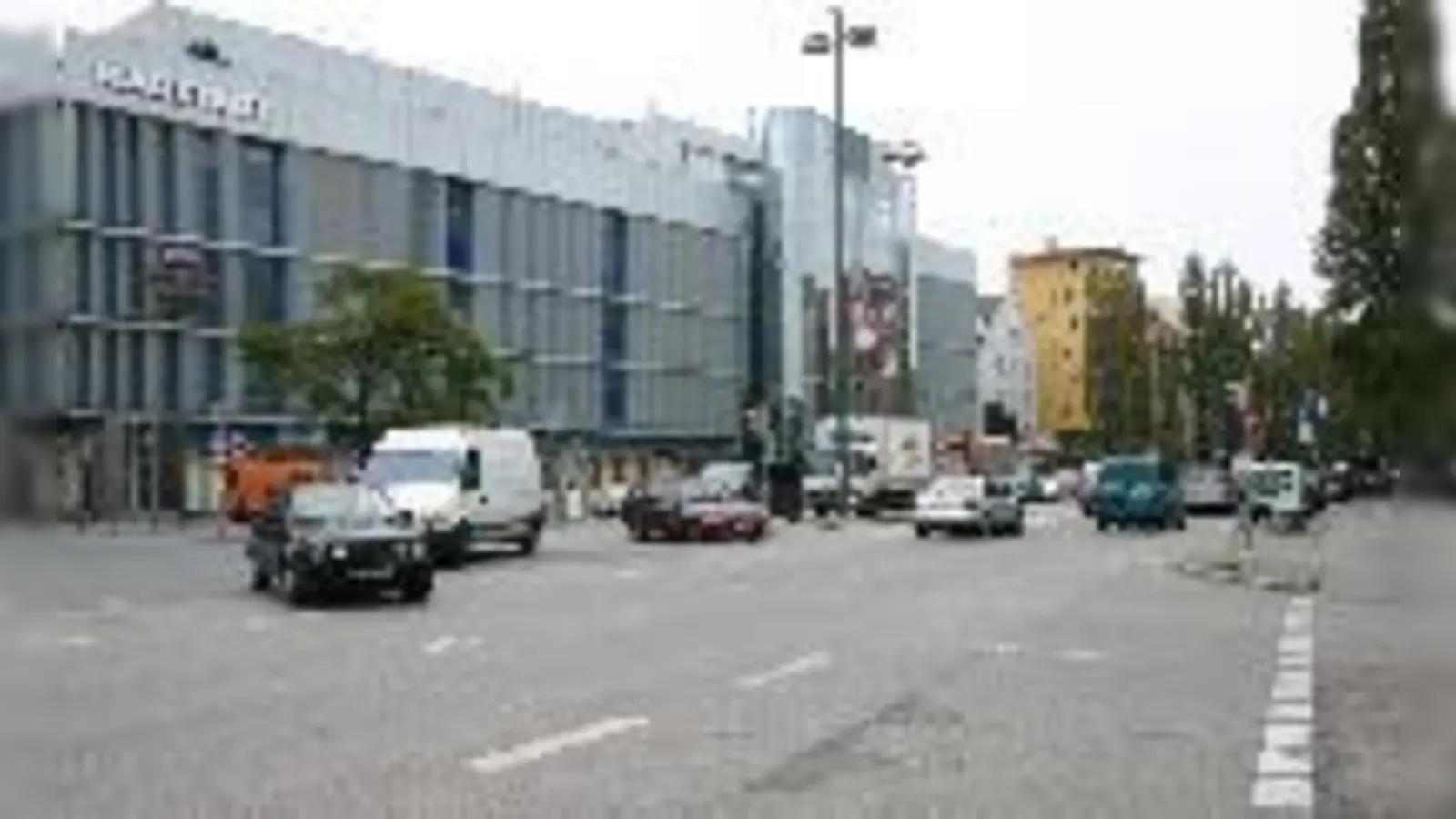 Noch ist die 180-Grad-Wende in der Leopoldstraße an der Herzogstraße (re.) erlaubt. Der Bezirksausschuss Schwabing-Freimann und die Polizei wollen dies aber wegen Rückstaus unterbinden.	 (Foto: pa)