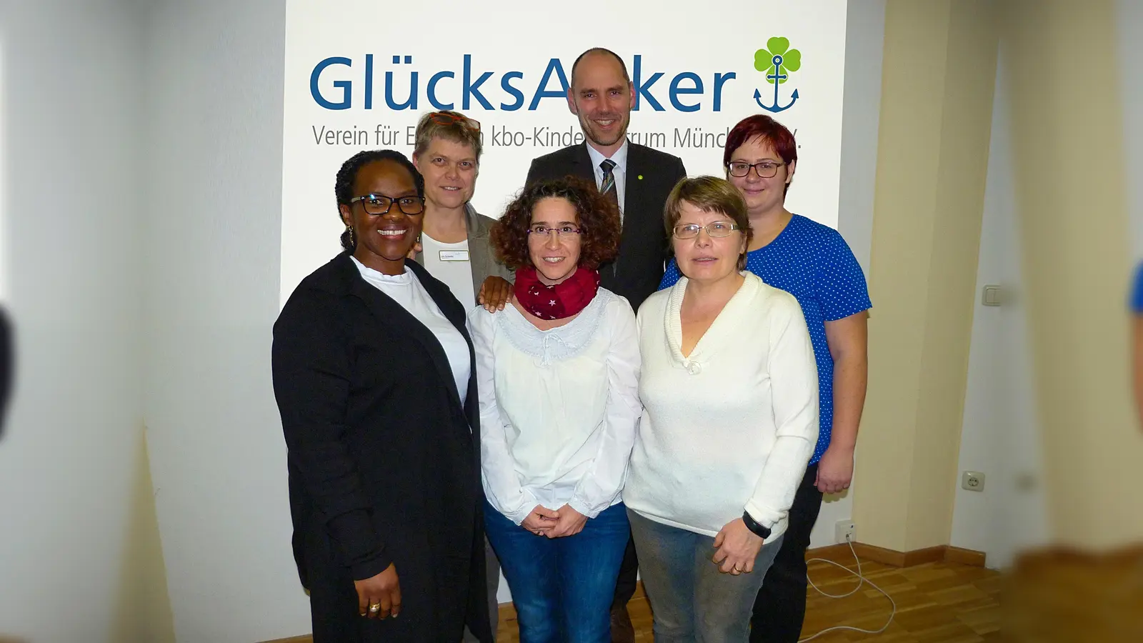Die Gründungsmitglieder von GlücksAnker e.V.: Evana Hertling, Friederike Eibach, Carmen Dietz-Rödel (vorne v. li.) mit Pflegedirektorin Ute Schmitz (hinten li.) sowie dem Geschäftsführer des kbo-Kinderzentrums München, Alexander Lechner, und Kathrin Neubert. (Foto: kbo-Kinderzentrum München)