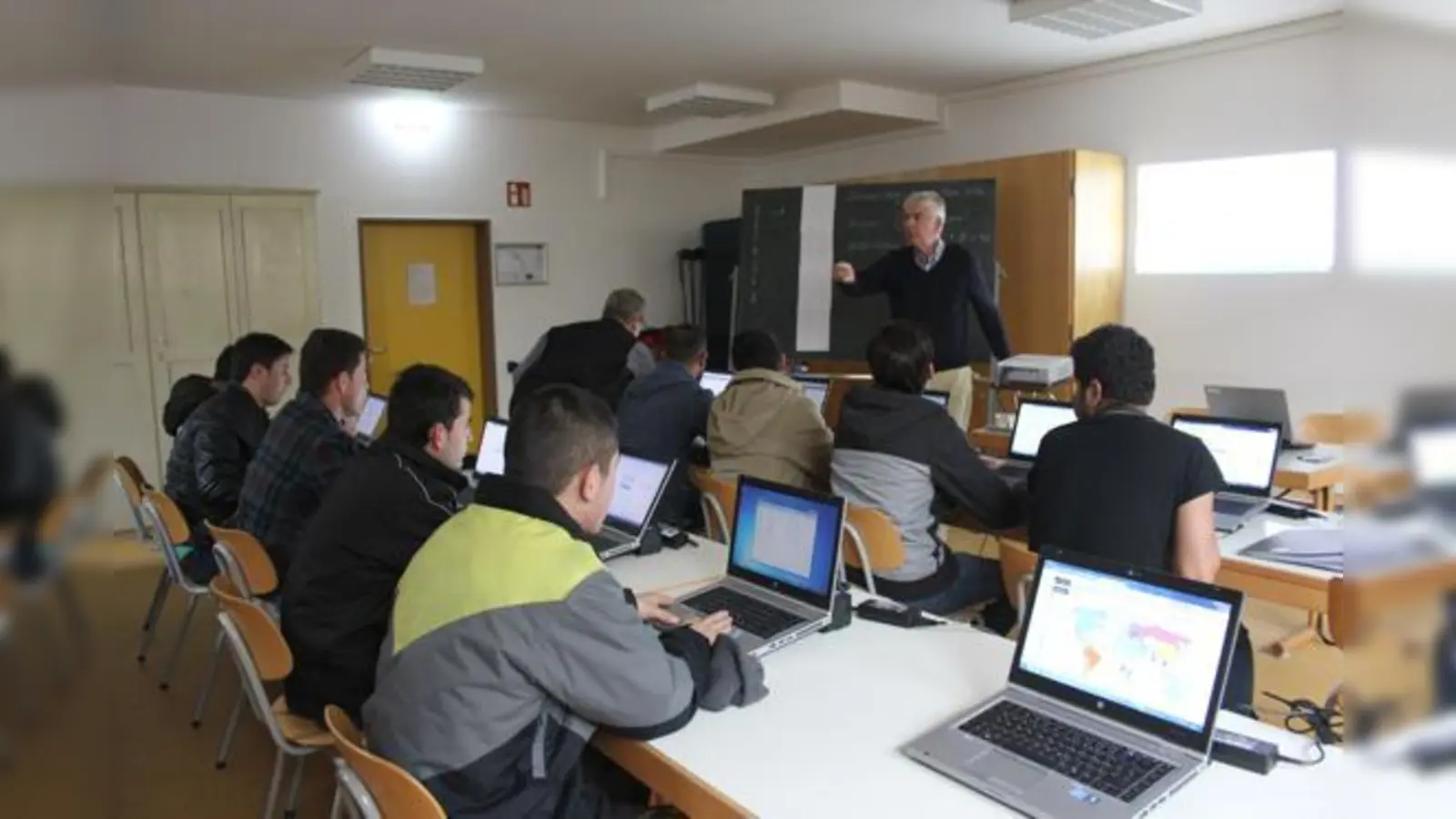 Deutsch-Lernen ist der Schlüssel für eine erfolgreiche Integration. Im Jakob-Geißel-Hort versuchen Helfer den Flüchtlingen die deutsche Sprache näher zu bringen.	 (Foto: sd)